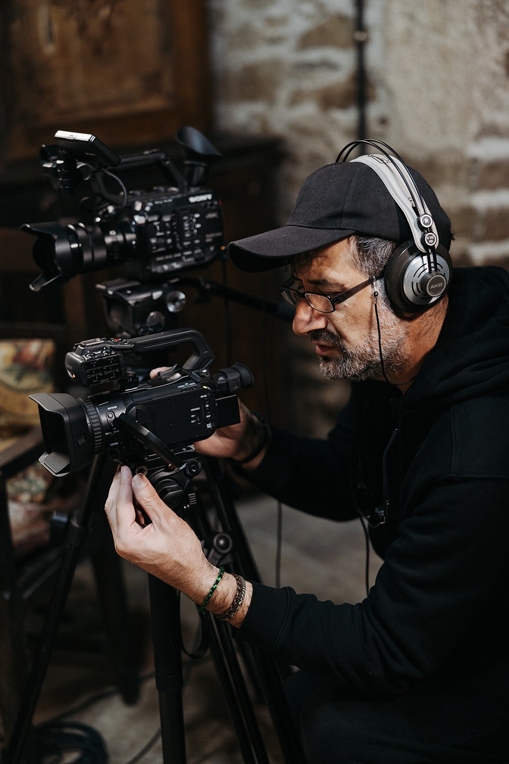 David Vázquez filming with two cameras and headphones